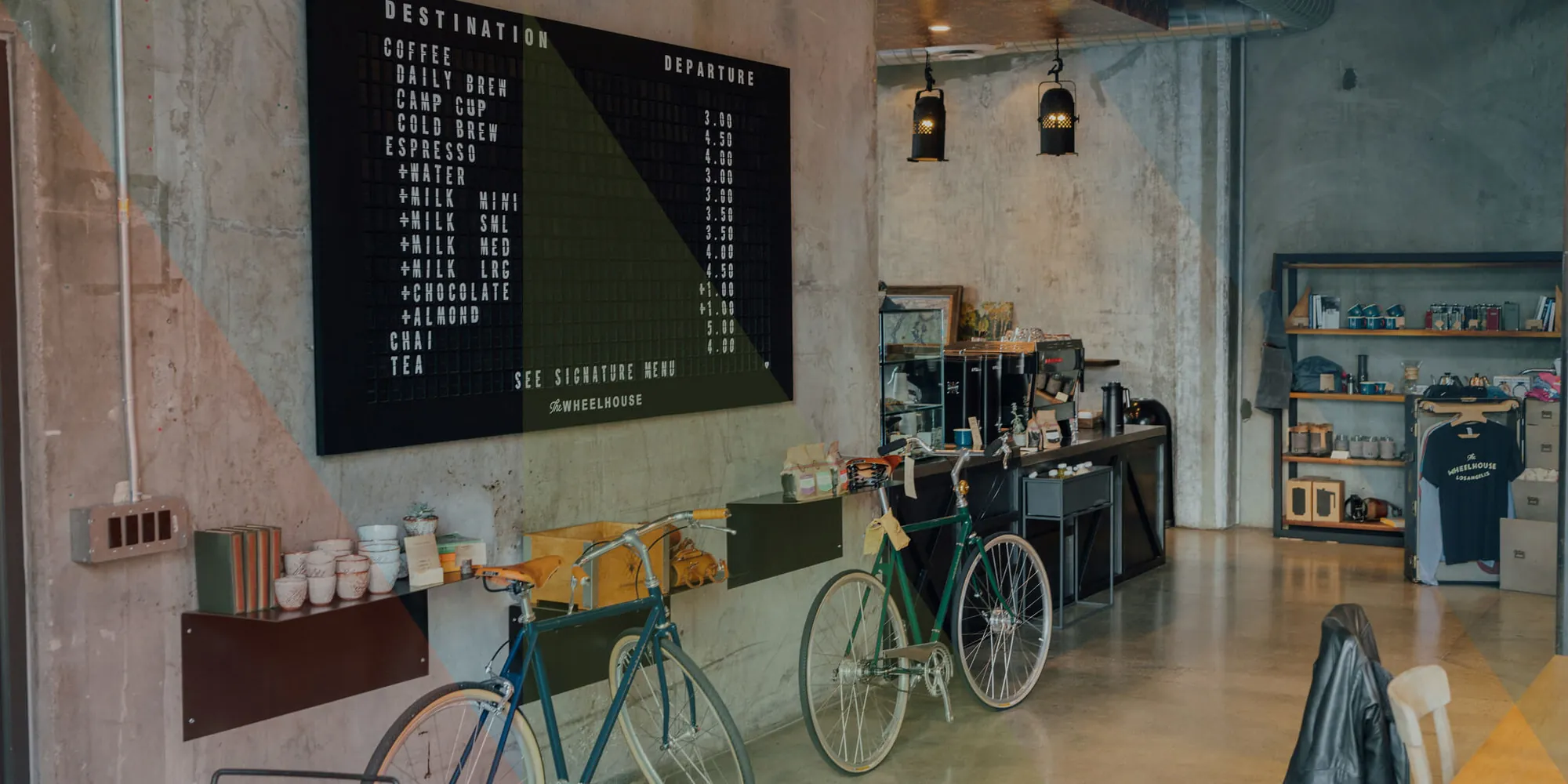 Interieur van een koffiebar in een van de oude kazernegebouwen