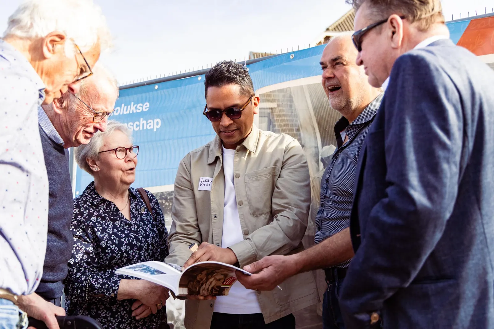 Ondernemers en bezoekers in gesprek op het Kazernekwartier