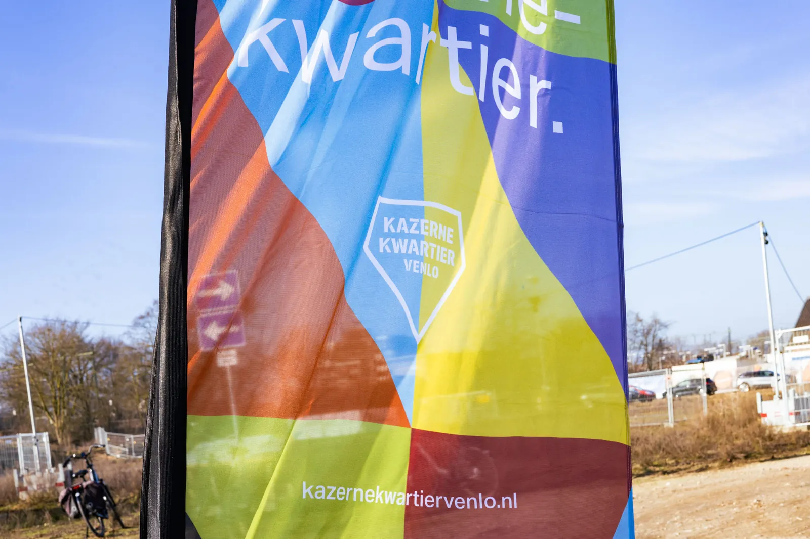 Vlag van het Kazernekwartier met de omgeving op de achtergrond